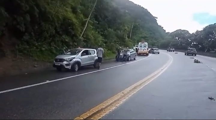 Viatura descaracterizada da Polícia Civil colide com três veículos em Santos