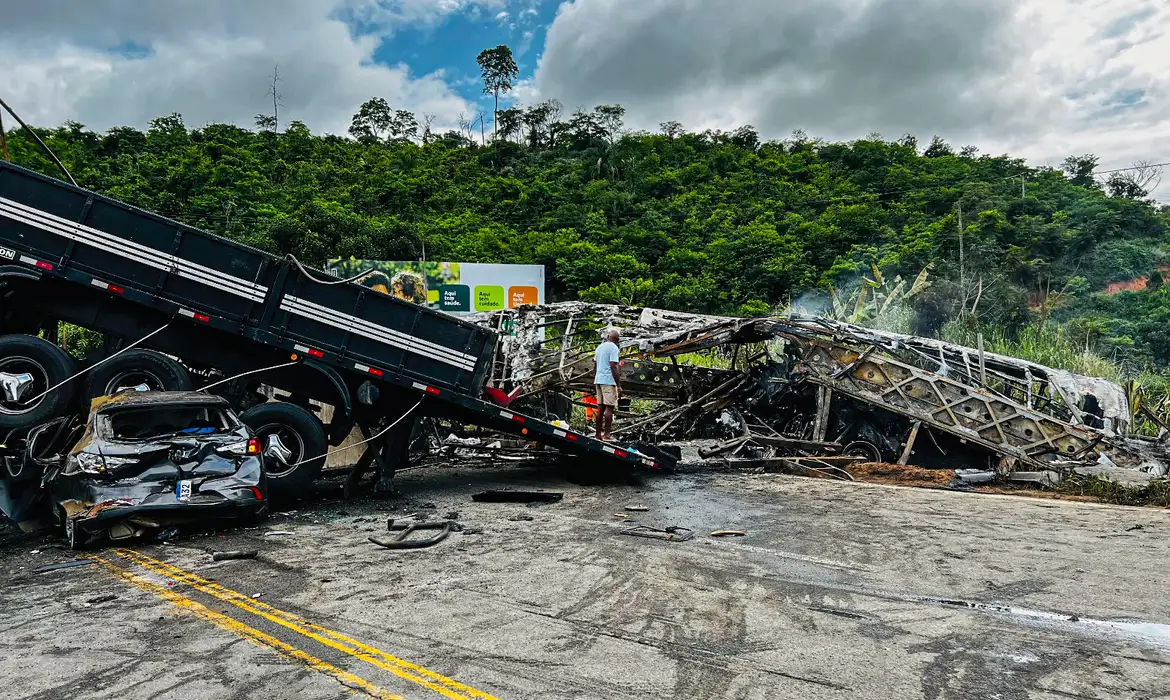 Sobe para 41 o número de mortos em acidente em MG, diz Polícia Civil