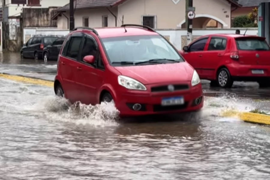 Temporal causa diversos pontos de alagamento em Mongaguá; VÍDEO