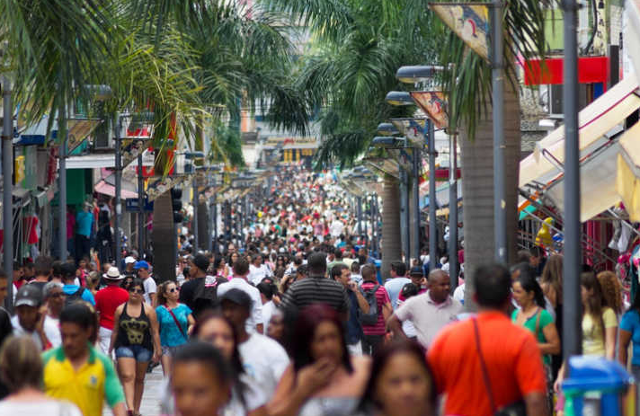 Consumidores lotam Brás e 25 de Março na reta final das compras de Natal