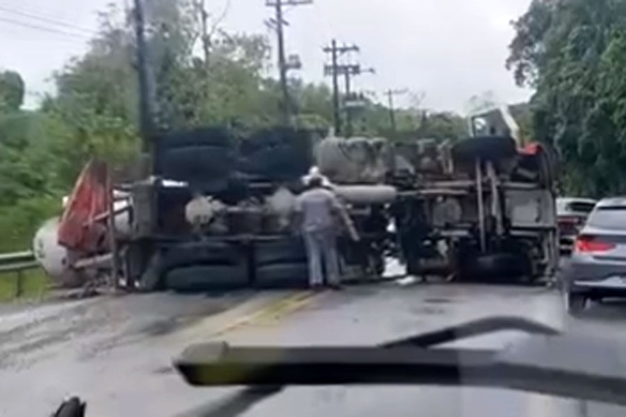 Carreta tomba e derrama óleo em rodovia do litoral de SP; VÍDEO