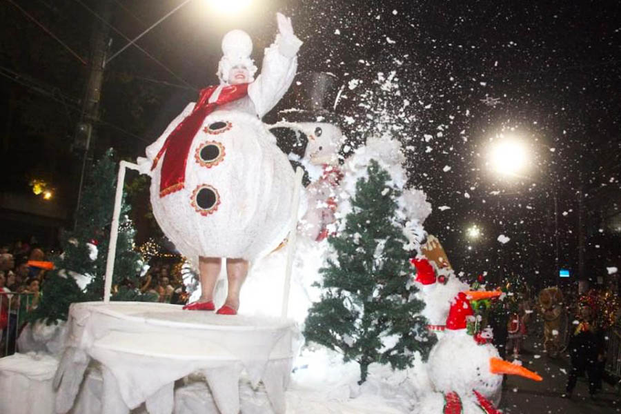 Natal Criativo estreia desfile na Zona Noroeste de Santos