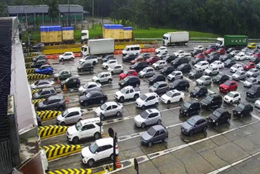 Motoristas enfrentam congestionamento nas estradas que levam para a Baixada Santista