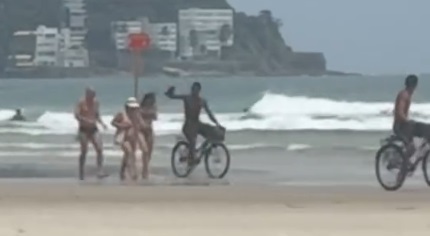 Homem corre atrás de ciclista que arrancou boné da cabeça de banhista em Guarujá; VÍDEO