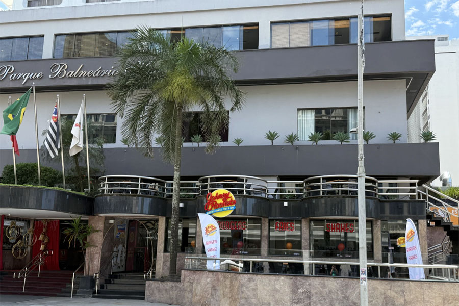 Rede californiana de hamburguerias Johnny Rockets chega a Santos