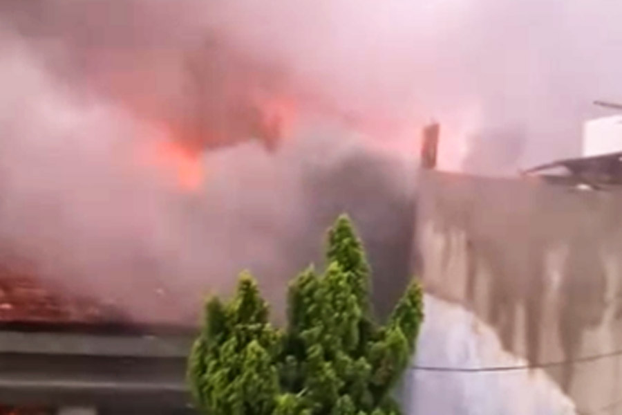 Incêndio atinge prédio comercial e mobiliza bombeiros em Guarujá; VÍDEO