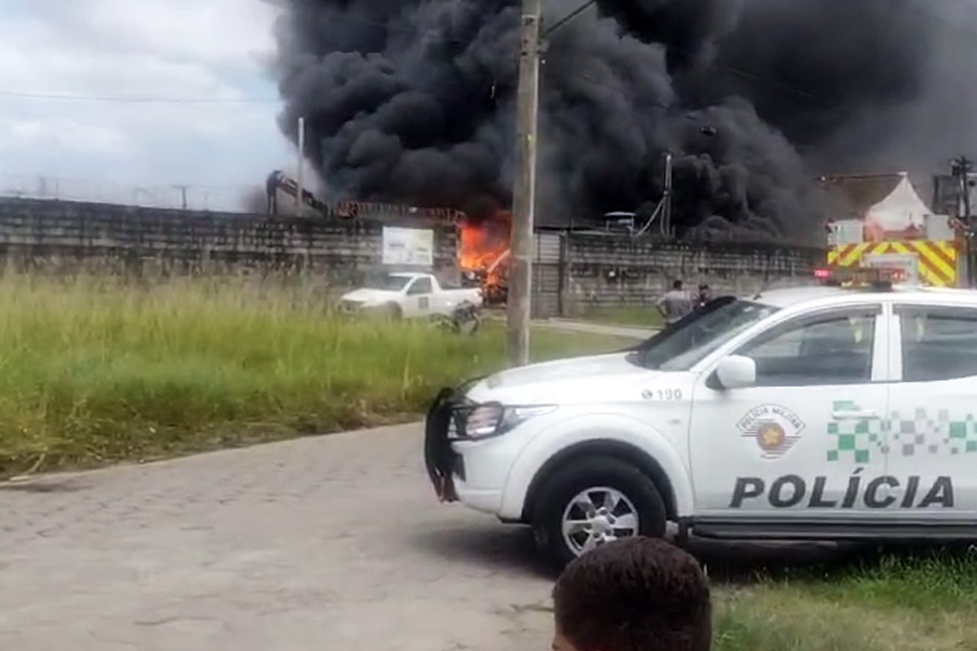 Pane elétrica causa incêndio em pátio de veículos em Guarujá; VÍDEO