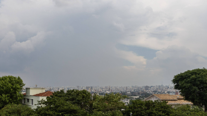 São Paulo terá sol entre nuvens e chuvas isoladas no último fim de semana do ano