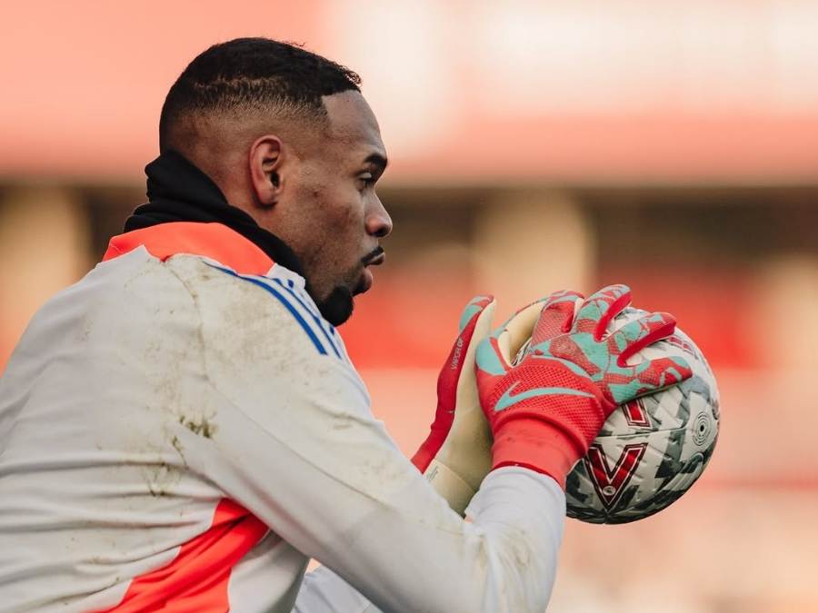 Carlos Miguel é titular após 4 meses e faz defesaça em vitória do Forest