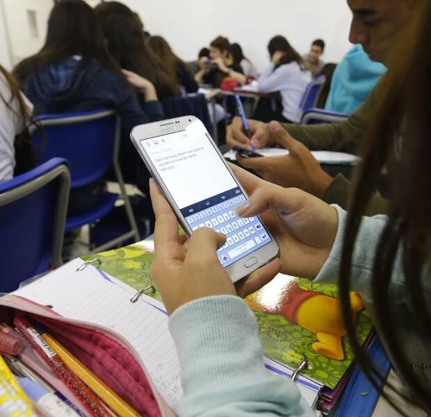 Estados planejam banir celulares em escolas já no primeiro dia de aula