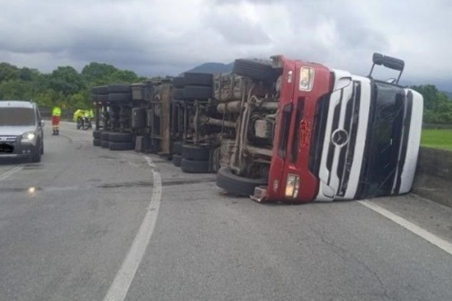 Motorista perde controle, carreta tomba e fica ferido em Cubatão