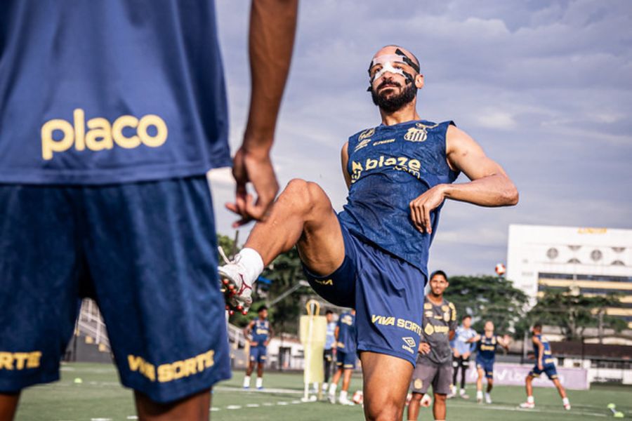 Thaciano sofre fratura no nariz e usará máscara no clássico contra o Palmeiras