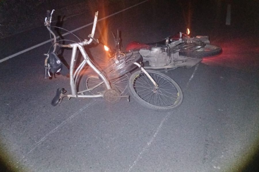 Dois homens ficam feridos após acidente entre moto e bicicleta em rodovia no litoral de SP