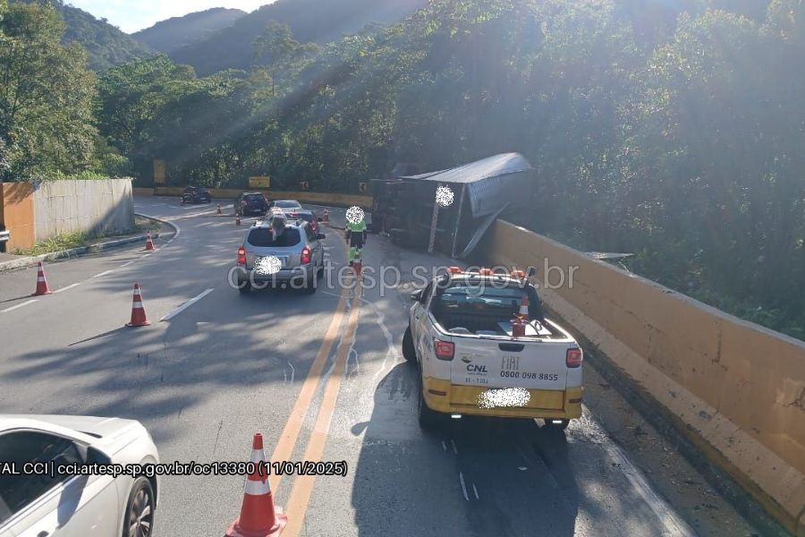 Caminhão de frutas tomba e interdita pista de rodovia em Bertioga