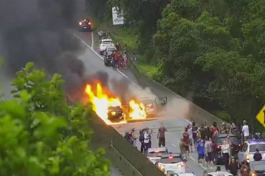 Veículos pegam fogo após colisão em rodovia e quatro ficam feridos