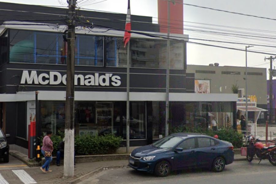 Funcionária do McDonald's é agredida após esbarrar no marido de cliente