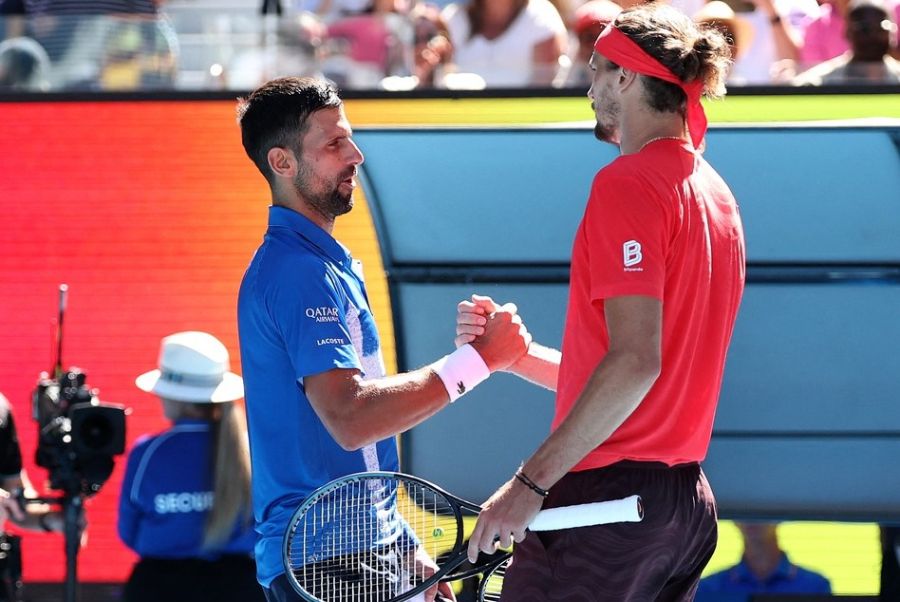 Djokovic abandona jogo, e Zverev vai à final do Australian Open