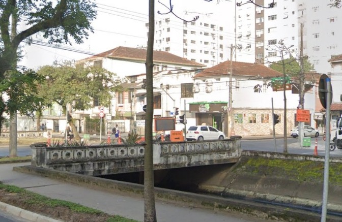 Trecho de avenida em Santos é bloqueado para serviços emergenciais pela Sabesp