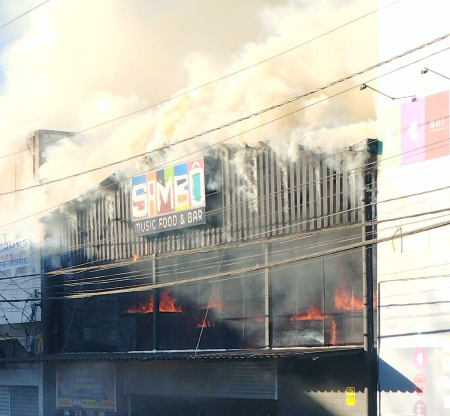 Incêndio de grandes proporções atinge casa de eventos em São Vicente