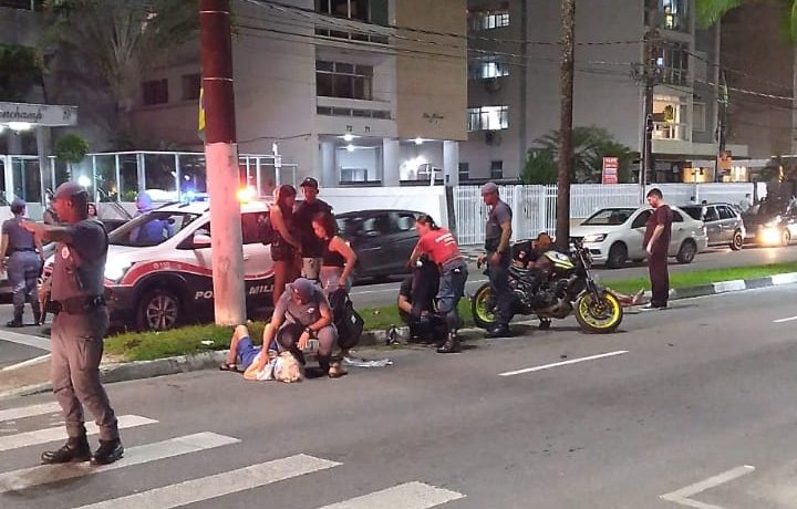 Casal de idosos é atropelado por motociclista em Santos; Vídeo