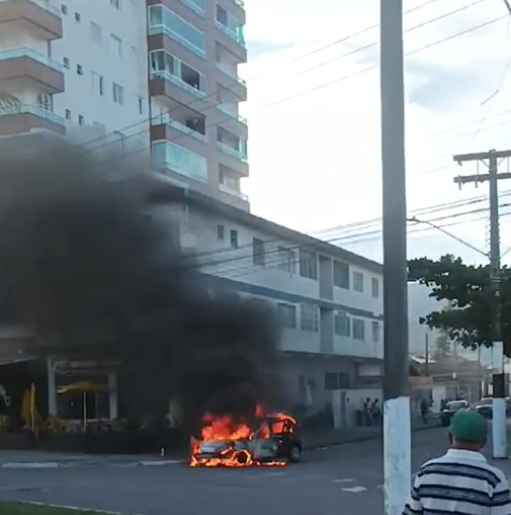 Incêndio deixa veículo totalmente destruído em Praia Grande