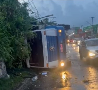 Caminhão da Terracom tomba em Vicente de Carvalho