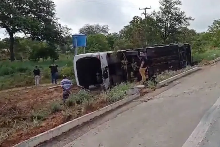 Sete pessoas morrem e 15 ficam feridas após ônibus tombar no Piauí