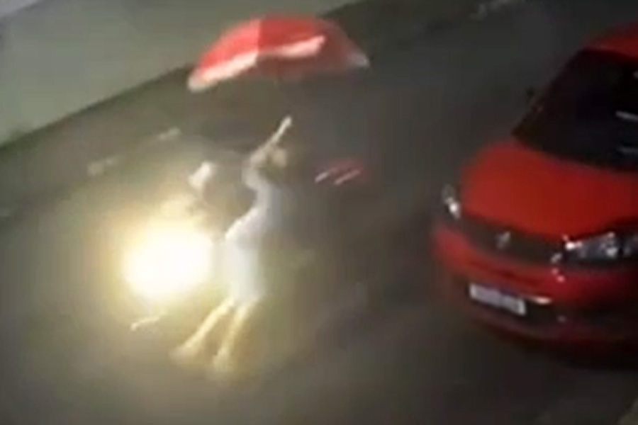 Mulher é atropelada por moto em alta velocidade em Santos; VÍDEO