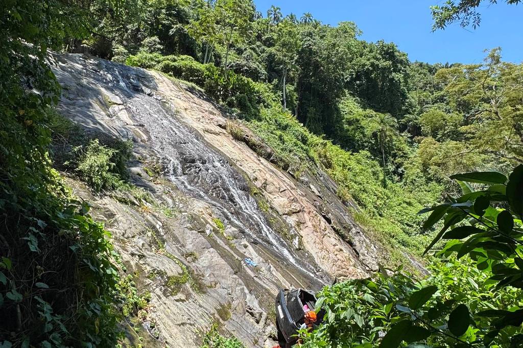 Carro com turistas cai de altura de 25 metros dentro de cachoeira no litoral norte