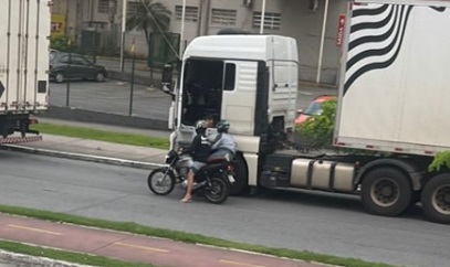 Dupla é flagrada assaltando caminhoneiro na Zona Noroeste de Santos; VÍDEO