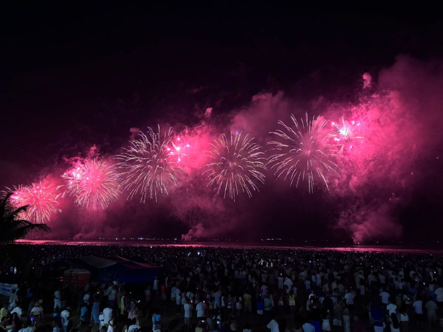 Queima de fogos e shows levam multidão às praias de Santos