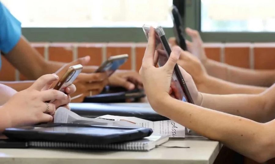 Celular na mochila vira nó do banimento nas escolas de São Paulo