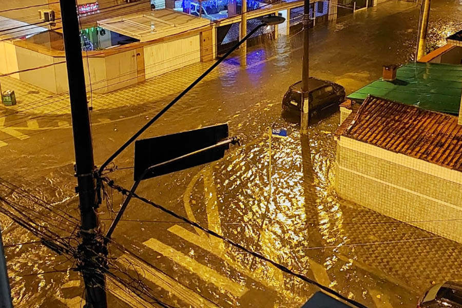 Temporal deixa vias alagadas em Santos e São Vicente; VÍDEOS