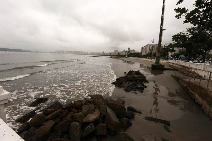 Santos intensifica ações para áreas de risco e faz alerta para chuvas fortes neste fim de semana