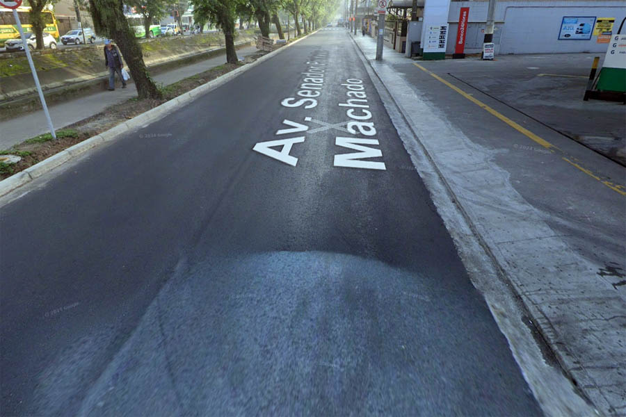 Trecho de avenida em Santos é bloqueado para serviços emergenciais pela Sabesp