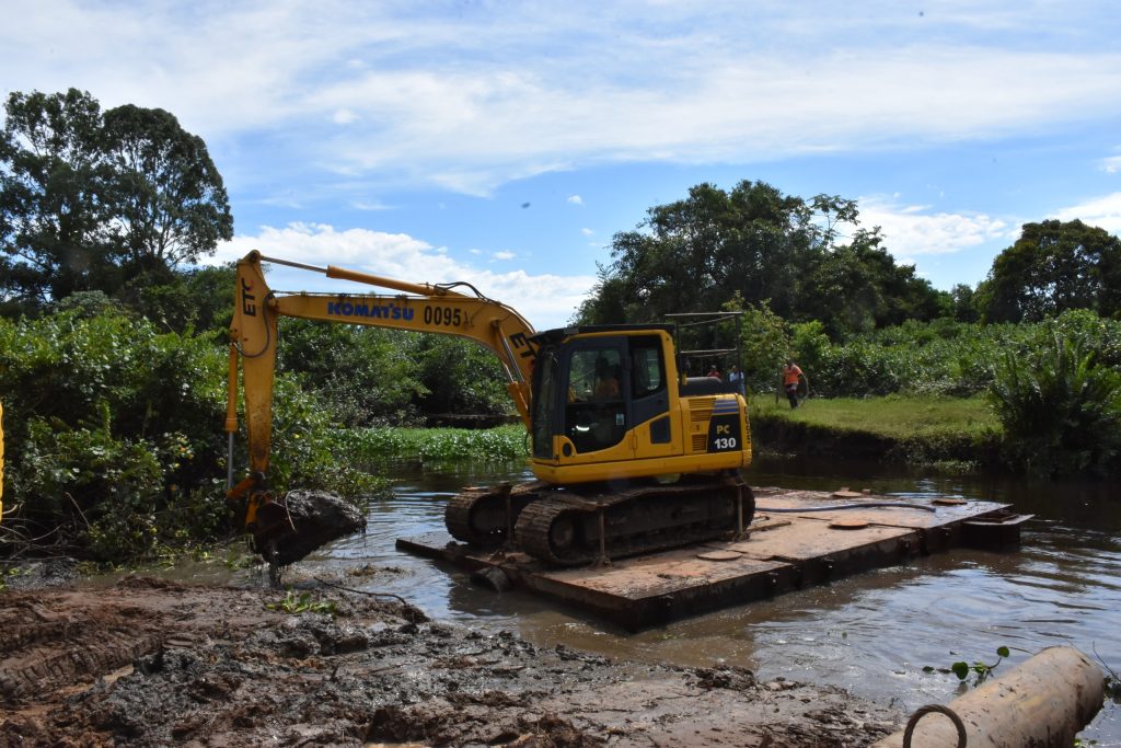 Rio em Peruíbe recebe 3km de desassoreamento para melhora no escoamento da água