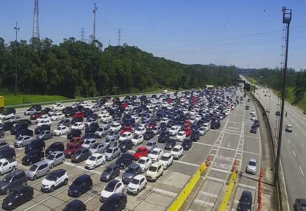 Motoristas enfrentam 28km de congestionamento nas estradas no segundo dia do ano