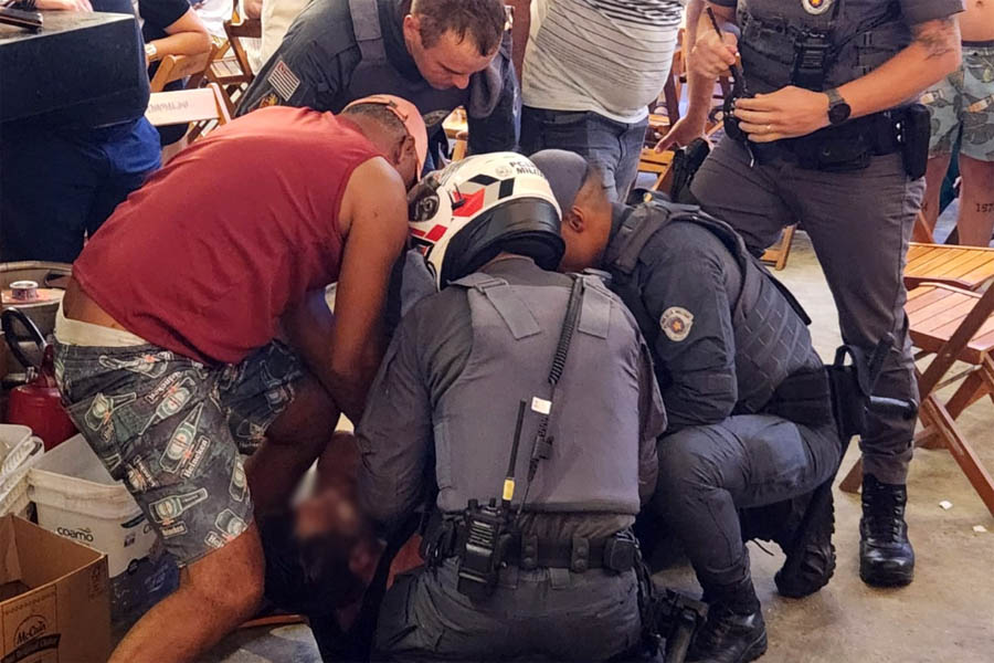 Homem tem 'surto' e é contido pela PM após invadir quiosque na Ponta da Praia