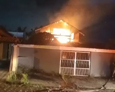 Casa pega fogo e mobiliza bombeiros no litoral de SP; VÍDEO