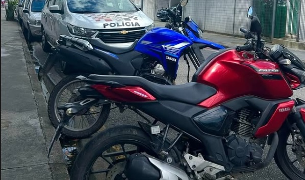 PM encontra motocicletas furtadas após denúncia de sequestro em Santos