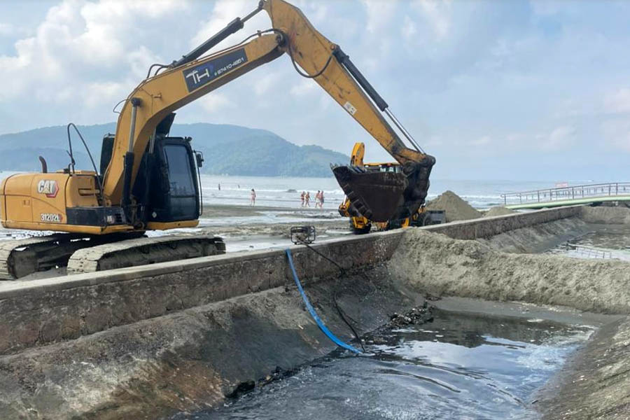 Recuperação das passarelas sobre os canais é concluída na praia de Santos