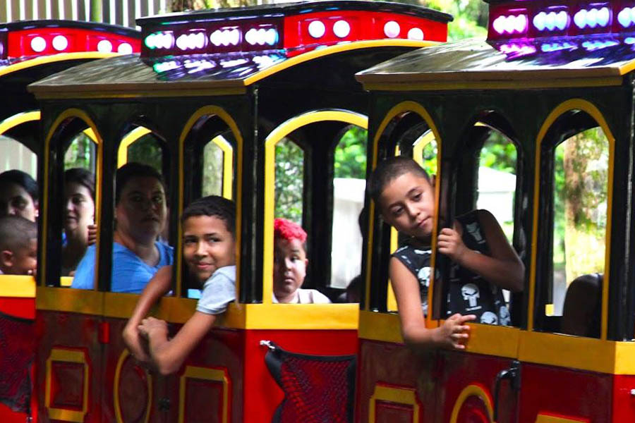 Passeios em trenzinho elétrico encantam famílias no Jardim Botânico de Santos