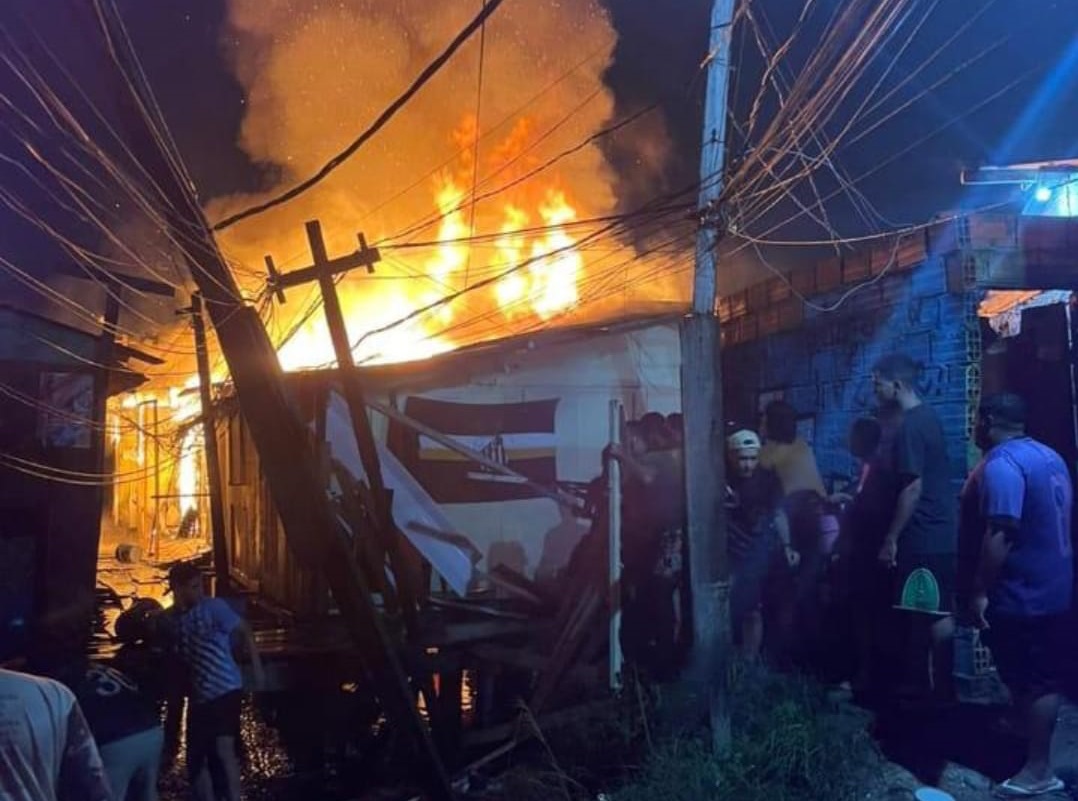 Incêndio atinge Vila dos Pescadores menos de um mês após 100 casas serem destruídas; VÍDEO