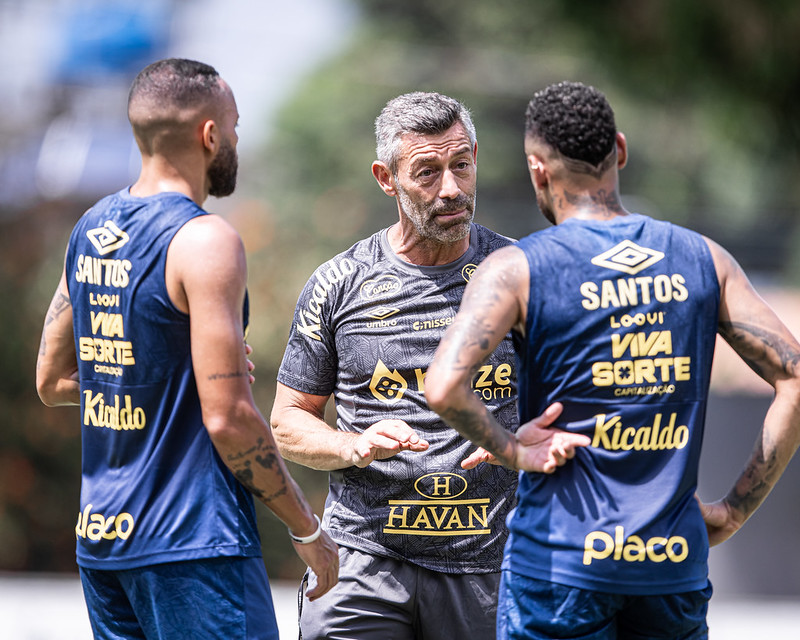 Caixinha treina bolas paradas antes de decisão contra o Bragantino