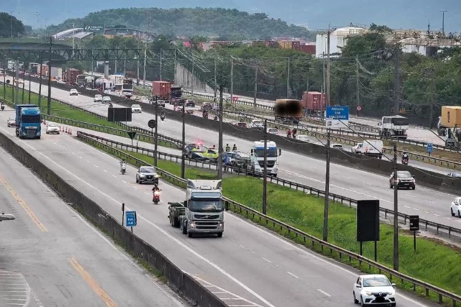 Motociclista morre depois de bater na traseira de caminhão em Santos