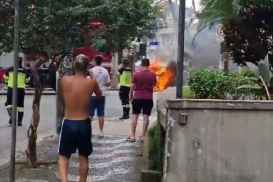 Carro estacionado pega fogo em cruzamento na Encruzilhada, em Santos; VÍDEO