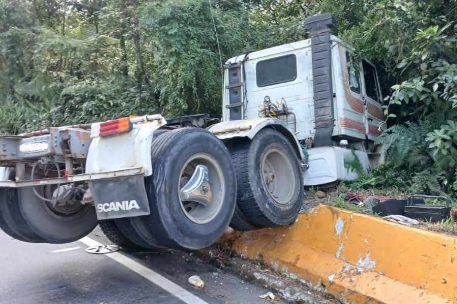 Caminhoneiro perde controle e caminhão fica atravessado sobre mureta