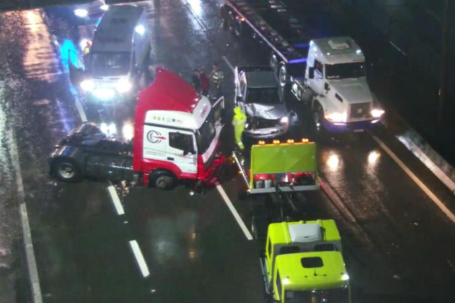 Caminhão derrapa na pista, bate na proteção e colide com caminhonete