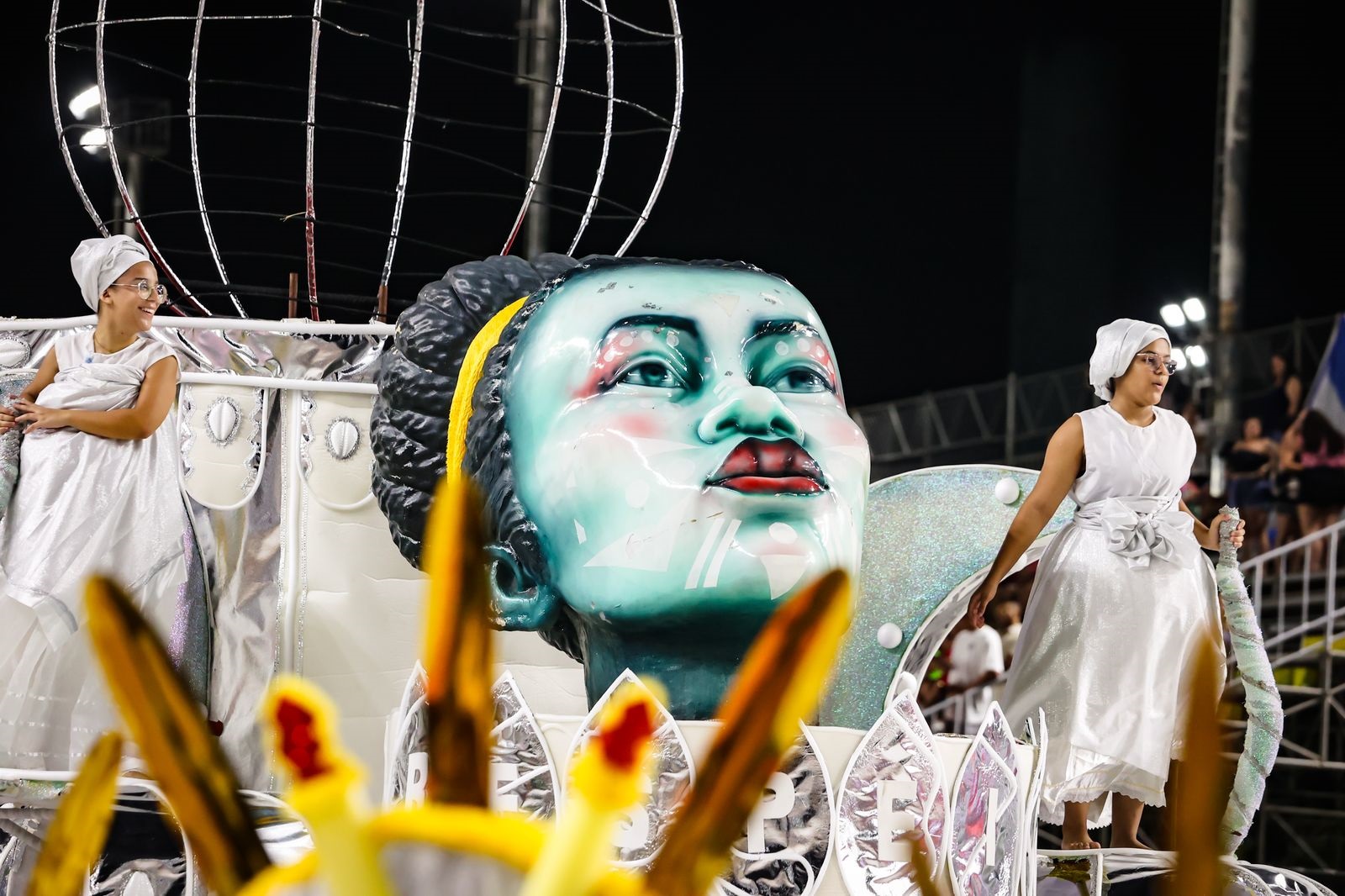 Dragões do Castelo emociona com pedido de paz e liberdade na passarela do samba