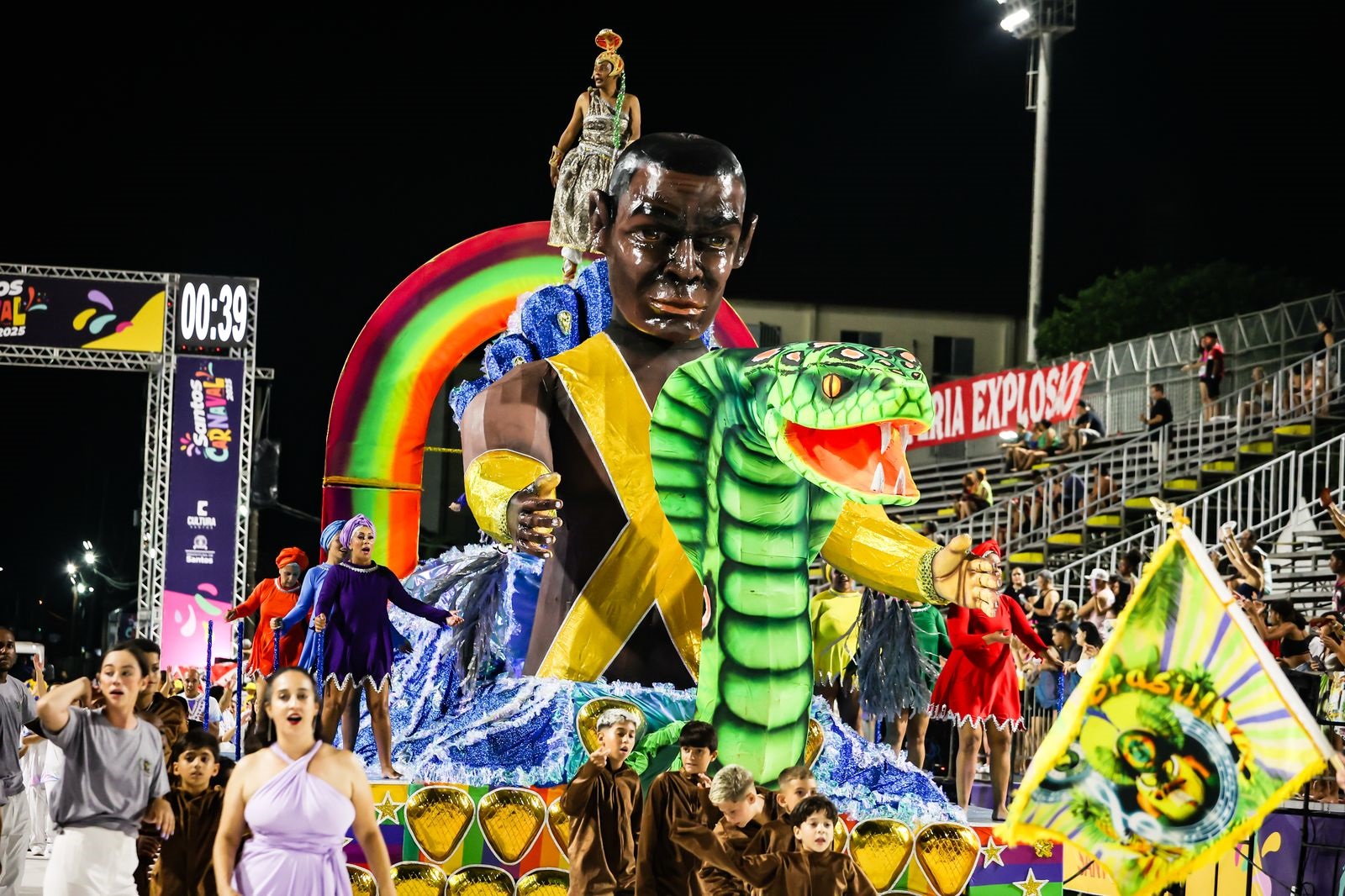 Brasil estoura tempo em desfile que celebra a magia do povo brasileiro